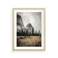 Plakat w ramie 30x40 - Mglisty Pejzaż Górski: Urok Niewidzialnośc - góry, krajobraz - rama drewno
