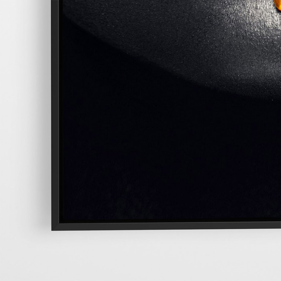 Obraz w ramie 70x100 - Złote Usta Kobiety - złote, usta - rama czarna