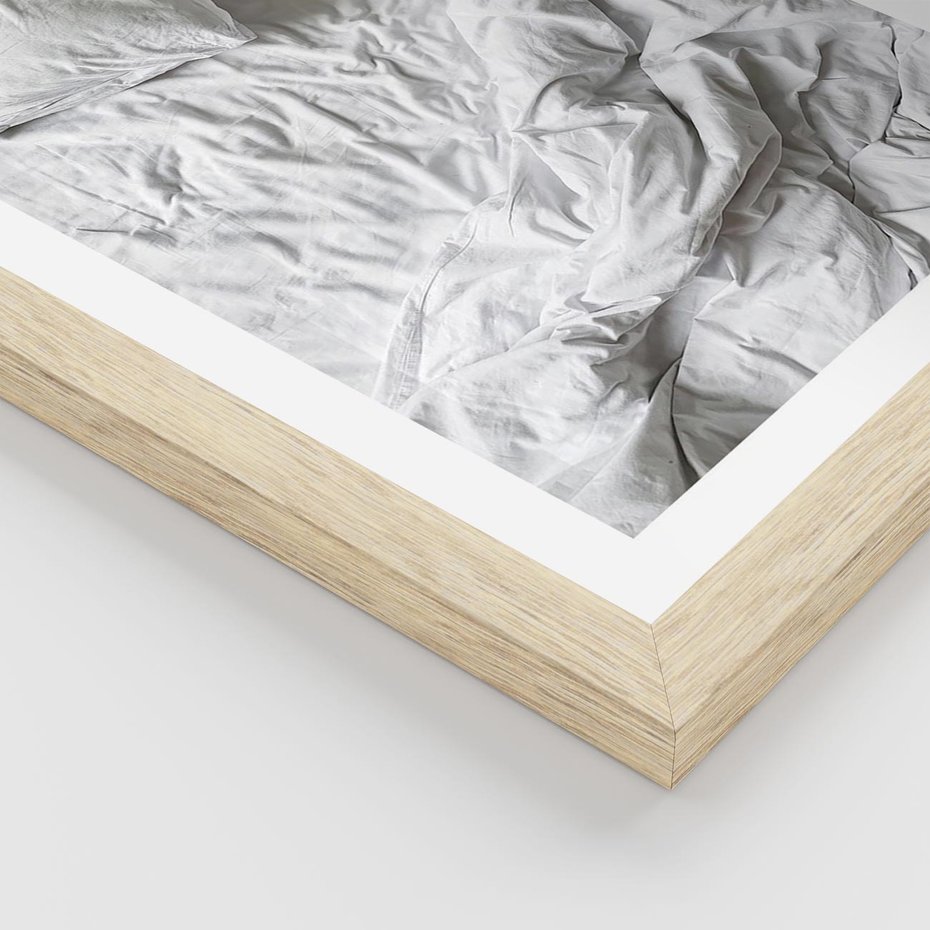 Plakat w ramie 30x40 - Biała Pościel na Łóżku - biała pościel, łóżko - rama drewno