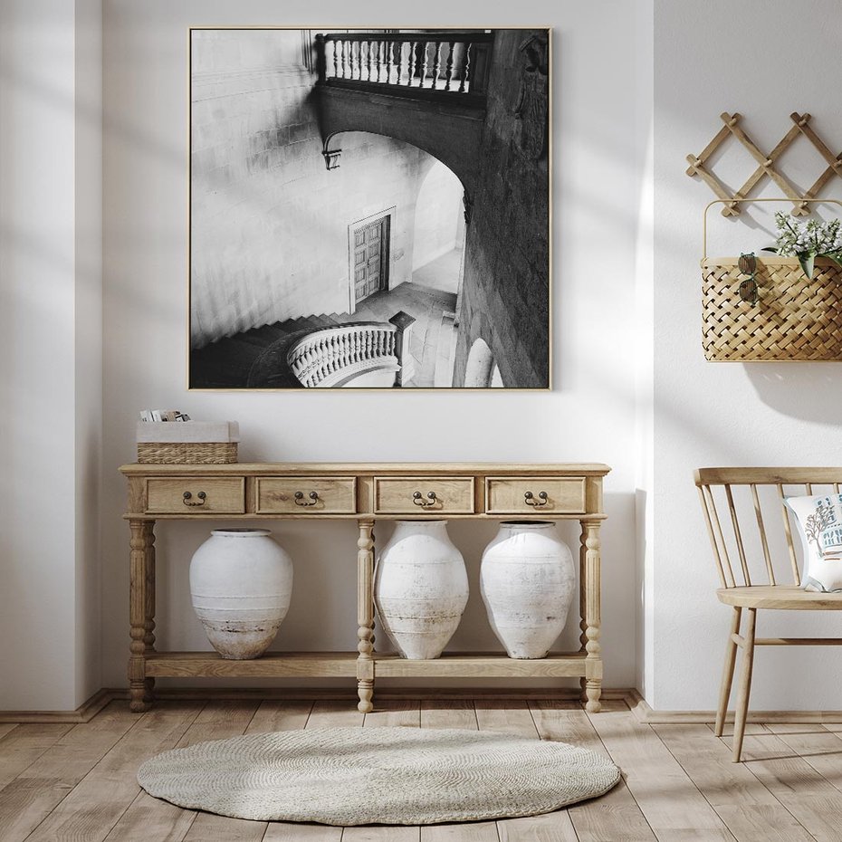 Obraz w ramie 50x50 - Po Schodach w Dół - czarno białą fotgrafia, zakręcone schody w starek kamienicy - rama drewno