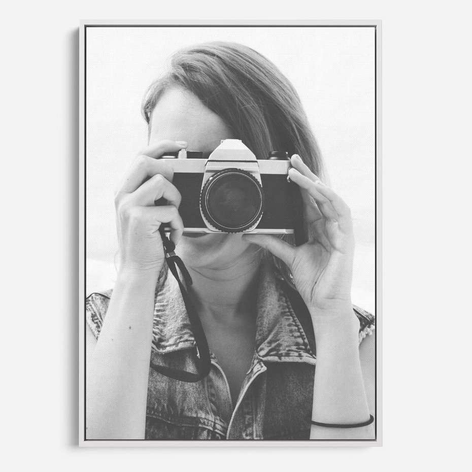 Obraz w ramie 50x70 - Zrób mi Zdjęcie - fotografia, kobieta z aparatem - rama biała