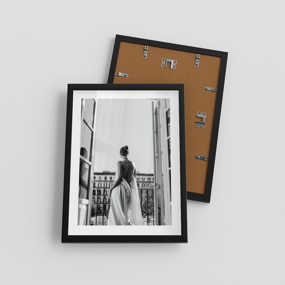 Plakat w ramie 30x40 - Poranki w Paryżu - czarno białe zdjęcie, kobieta w prześcieradle na balkonie - rama czarna