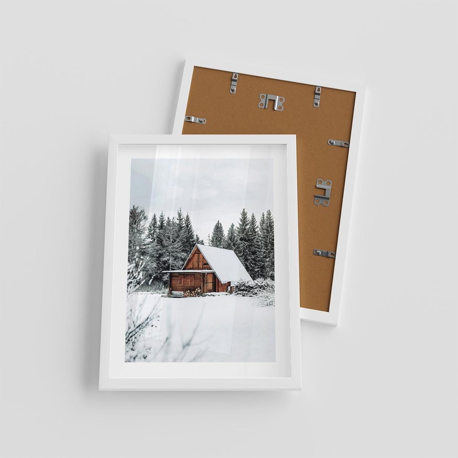 Plakat w ramie 30x40 - Ujęcie zimy w Górach - domek w górach w zimie, śnieg - rama biała