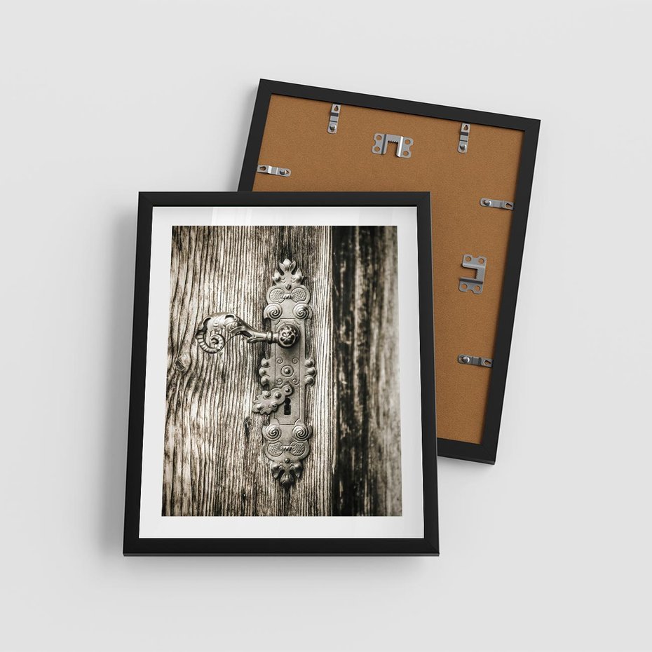 Plakat w ramie 40x50 - Stare Drzwi z Ozdobną Klamką - stare drzwi, klamka - rama czarna