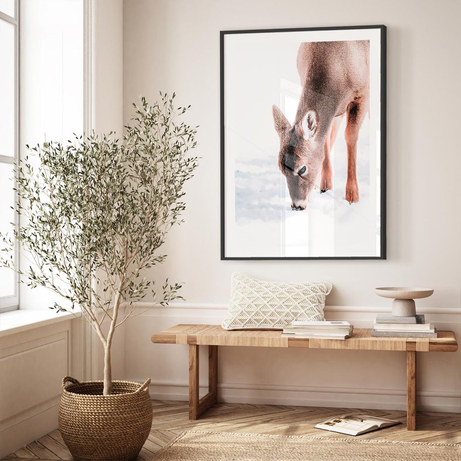 Plakat w ramie 30x40 - Sarna w Zimowym Raju - sarna, na śniegu - rama czarna