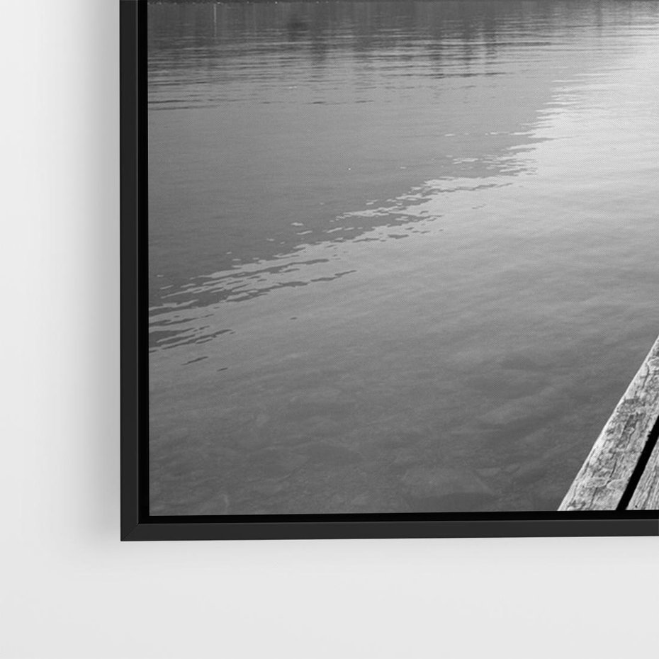 Obraz w ramie 100x70 - Spokojna Przystań - czarno biała fotografia, drewniany pomost na jeziorze - rama czarna