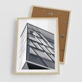 Plakat w ramie 50x70 - Architektura Przyszłości: Czarno-Białe Ujęcie - nowoczesna architektura, czarno białe zdjęcie - rama drewno