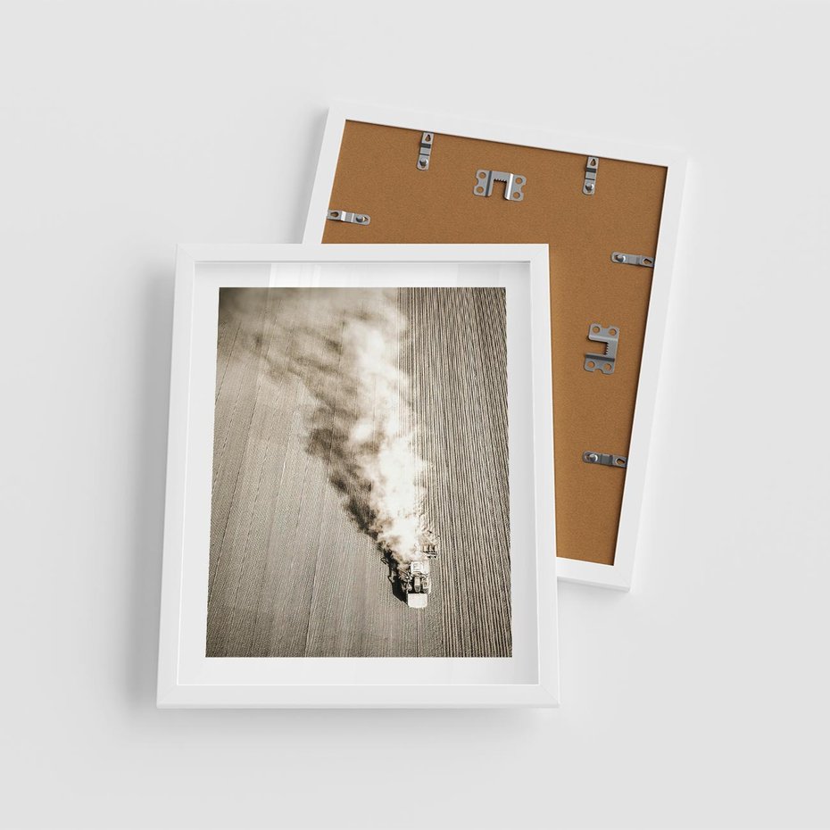 Plakat w ramie 40x50 - Żniwa na Wsi - pole, traktor na polu - rama biała