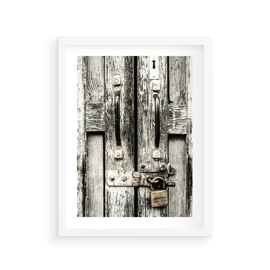 Plakat w ramie 30x40 - Retro Drzwi: Zamknięta Tajemnica - stare drzwi, kłódka - rama biała