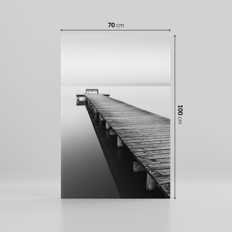 Obraz na płótnie 70x100 - Mglista Perspektywa - czarno biała fotografia, drewniany pomost na jeziorze