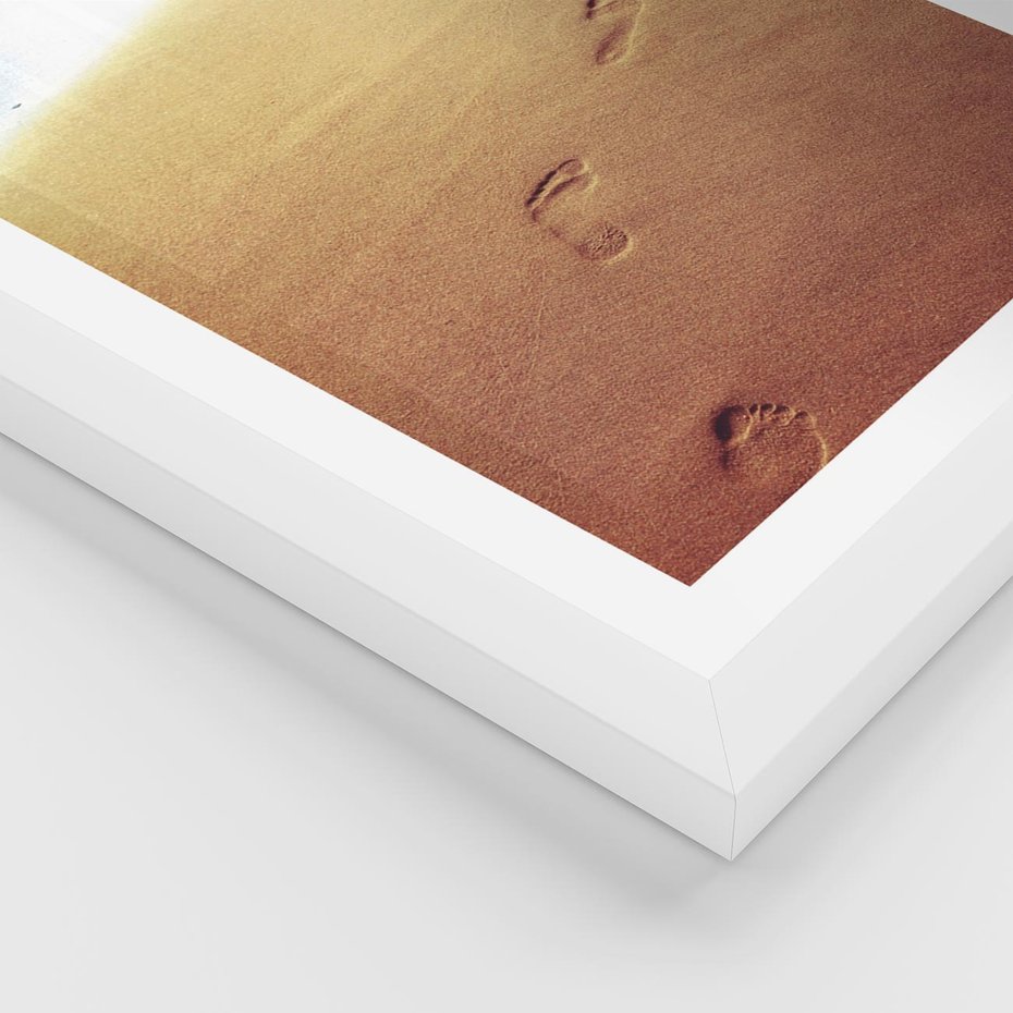 Plakat w ramie 40x50 - Ślad Przygody - ślady, stóp - rama biała