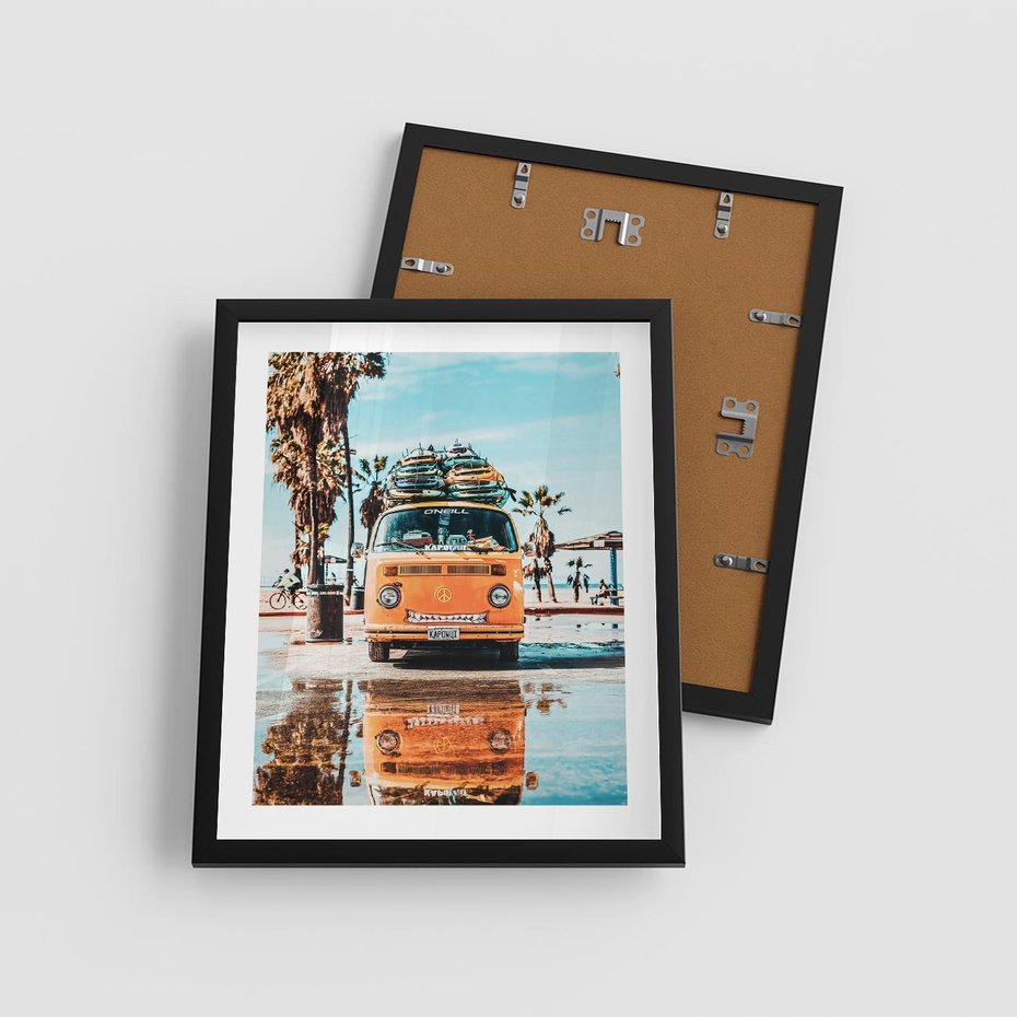 Plakat w ramie 40x50 - Wakacje na Kółkach - kamper, deski surfingowe na dachu - rama czarna