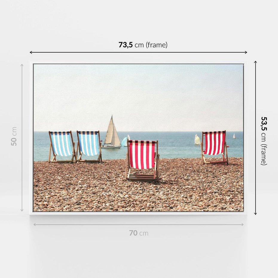 Obraz w ramie 70x50 - Letnia retro bajka - fotografia, pasiaste leżaki - rama biała