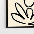 Obraz w ramie 70x100 - Złamane Granice - abstrakcyjna sztuka, przypominająca kwiat - rama czarna