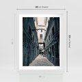 Plakat w ramie 40x50 - Odkryj tajemnice miasta - uliczka, perspektywa - rama biała