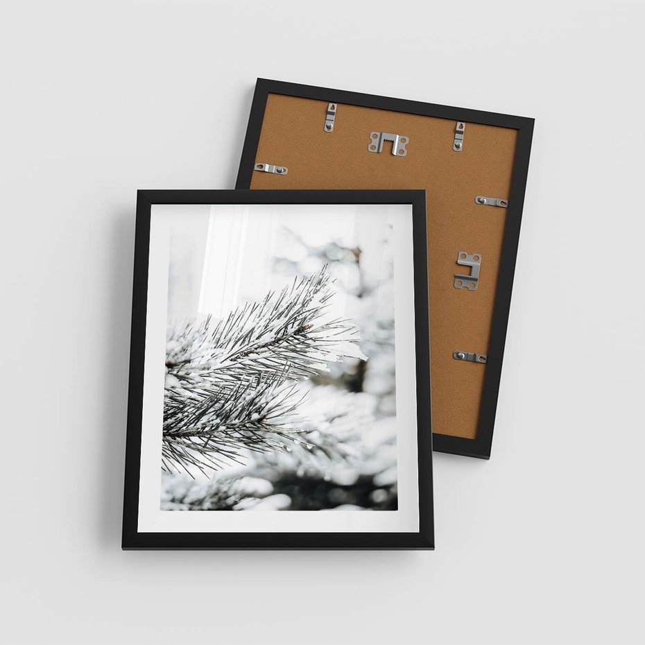 Plakat w ramie 40x50 - Chwila Zimowej Magii - iglasta gałązka, śnieg - rama czarna