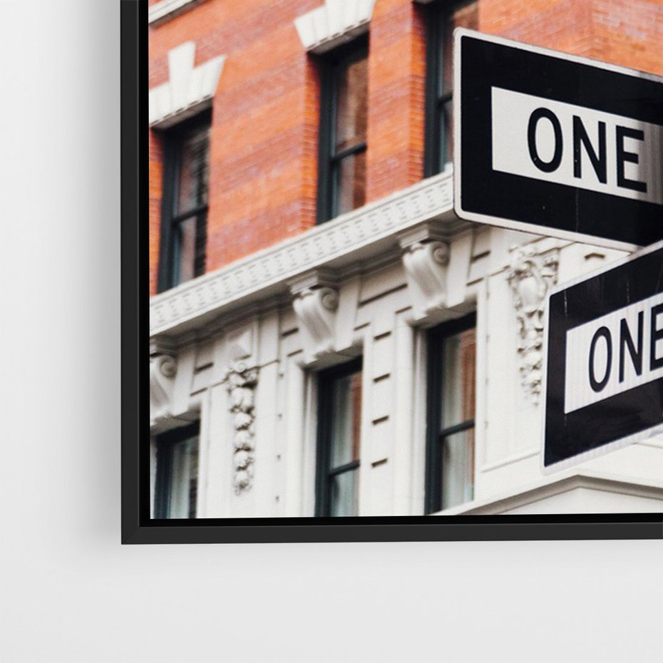 Obraz w ramie 50x70 - Namiastka wielkiego miasta - Nowy Jork, drogowskaz - rama czarna