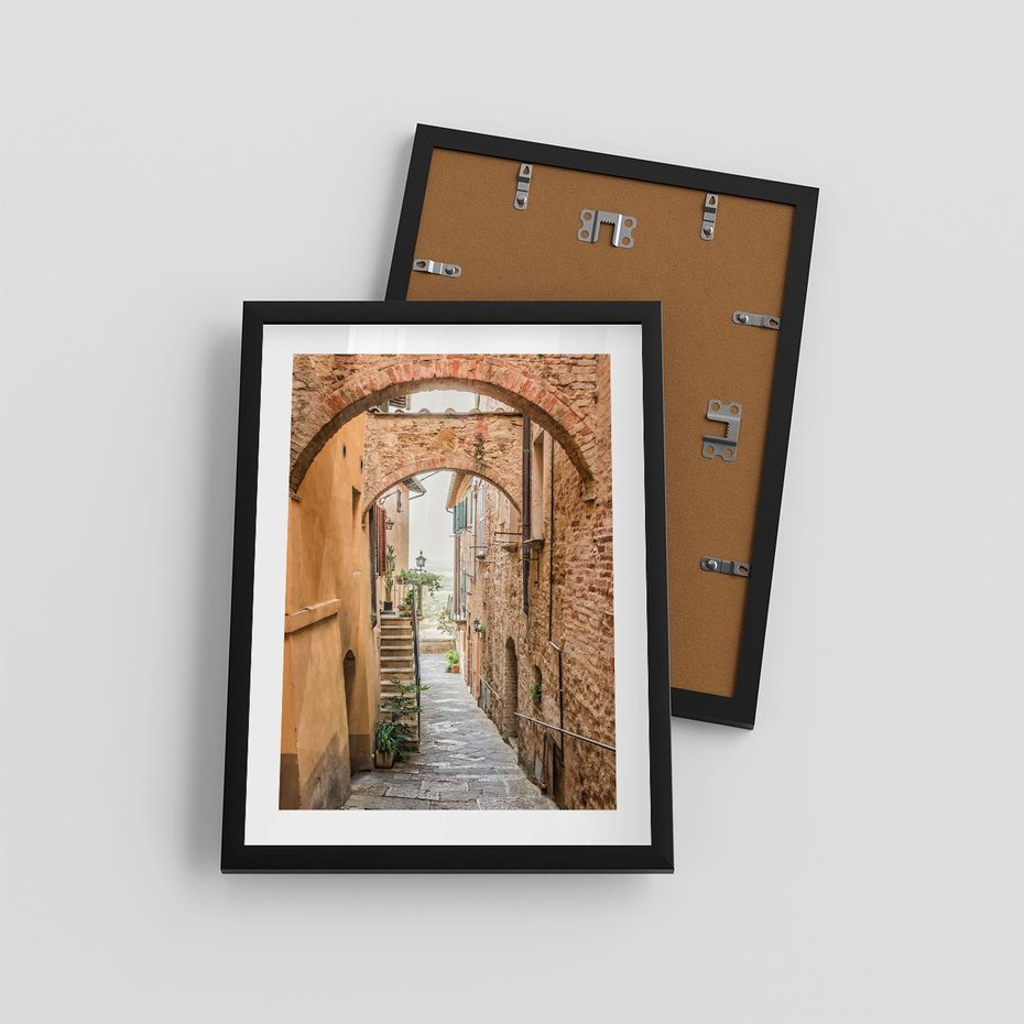 Plakat w ramie 30x40 - Magiczna podróż w głąb miasta - uliczka, perspektywa - rama czarna