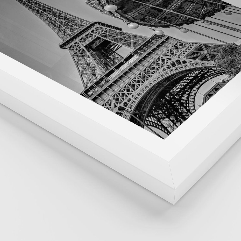 Plakat w ramie 40x50 - Zabawa w Paryżu - czarno białe zdjecie, wieża eiffla - rama biała