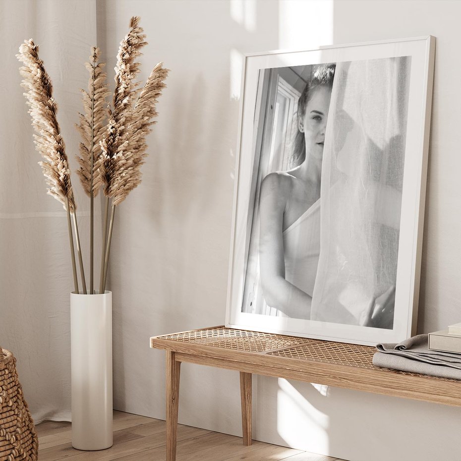 Plakat w ramie 30x40 - Za Firanką - czarno białe zdjecie, piękny portret eterycznej kobiety - rama biała