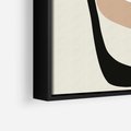 Obraz w ramie 50x50 - Intrygujące Zaskoczenia - beżowa abstrakcyjna kompozycja, czarny akcent - rama czarna