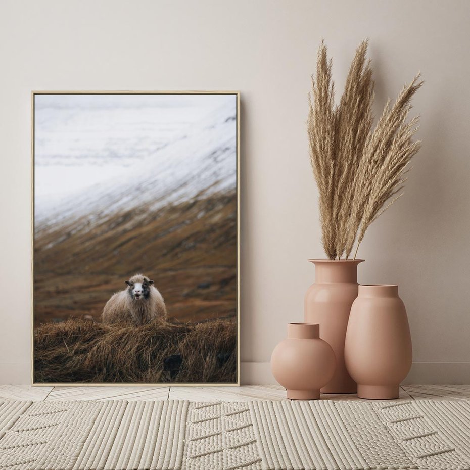 Obraz w ramie 80x120 - Owiecka panorama - góry, owca - rama drewno