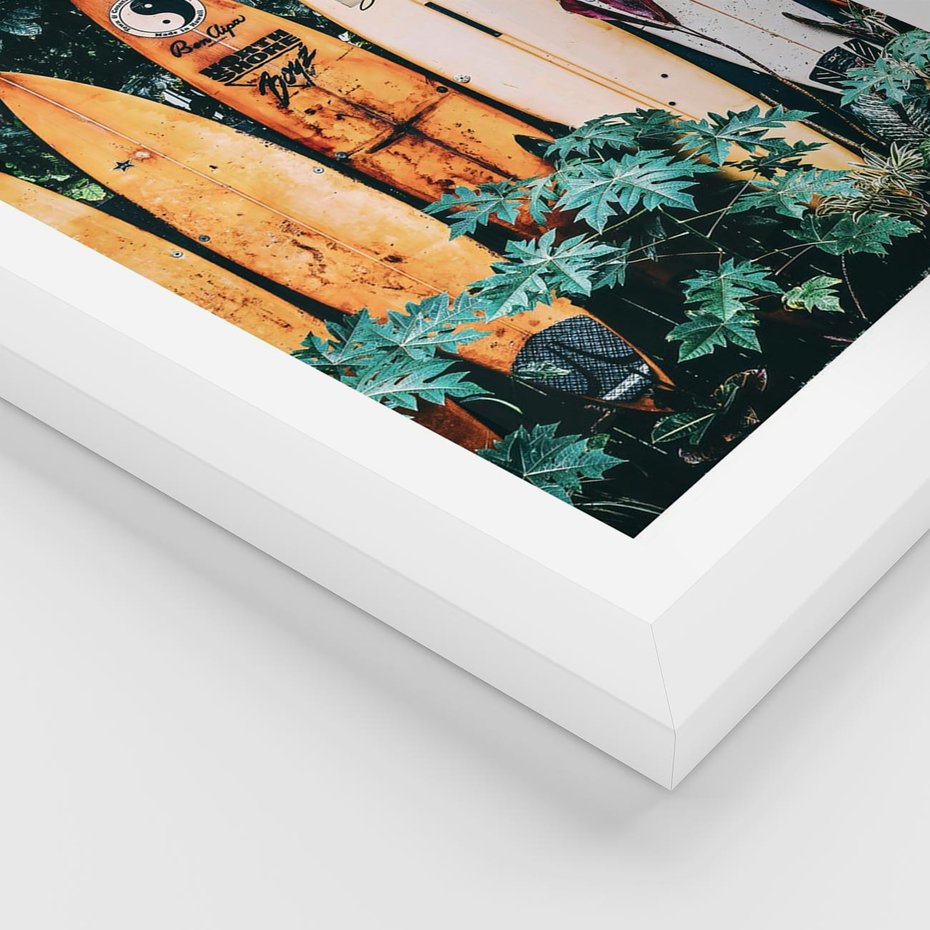 Plakat w ramie 50x70 - Surfowanie w Harmonii z Naturą - deski surfingowe, oparte o rośliny - rama biała