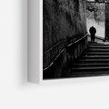 Obraz w ramie 80x80 - Ukryta Uliczka - czarno białe zdjęcie, schody - rama biała