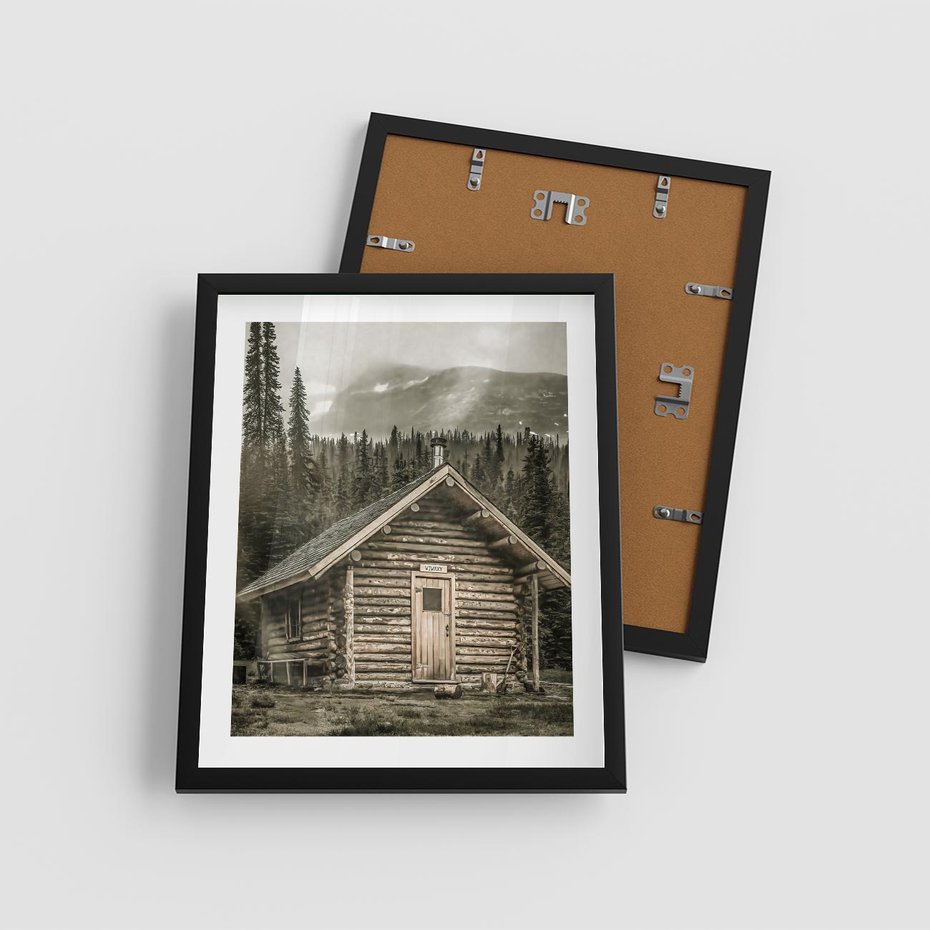 Plakat w ramie 40x50 - Urok Drewnianej Chatki w Górach - chatka w górach, drewniany domek - rama czarna