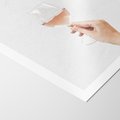 Plakat bez ramy 30x40 - Kobieca Dłoń i Różowe Wino - kieliszek różowego wina, kobieca dłoń