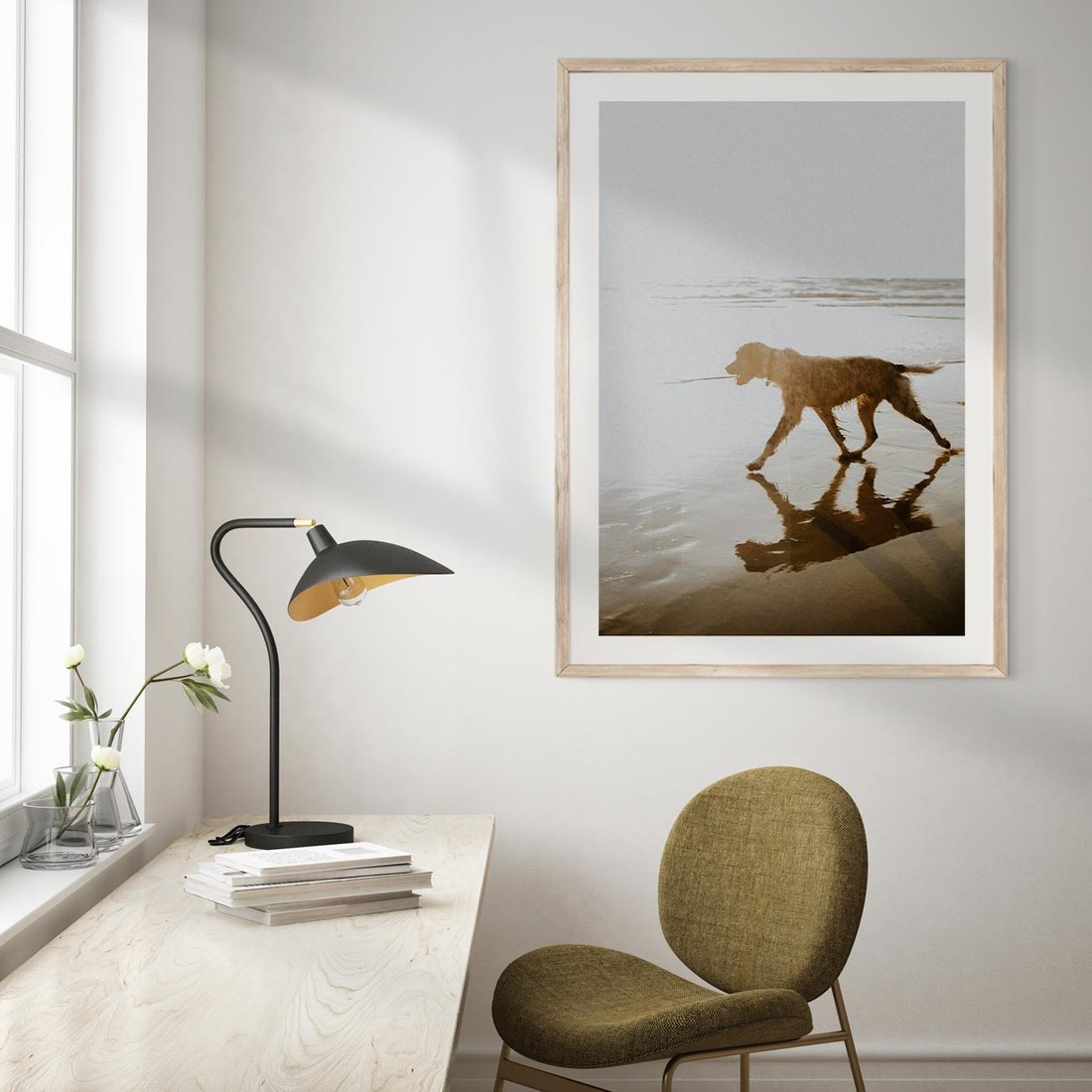 Plakat w ramie 50x70 - Przyjaciel na Plaży - pies, na plaży - rama drewno