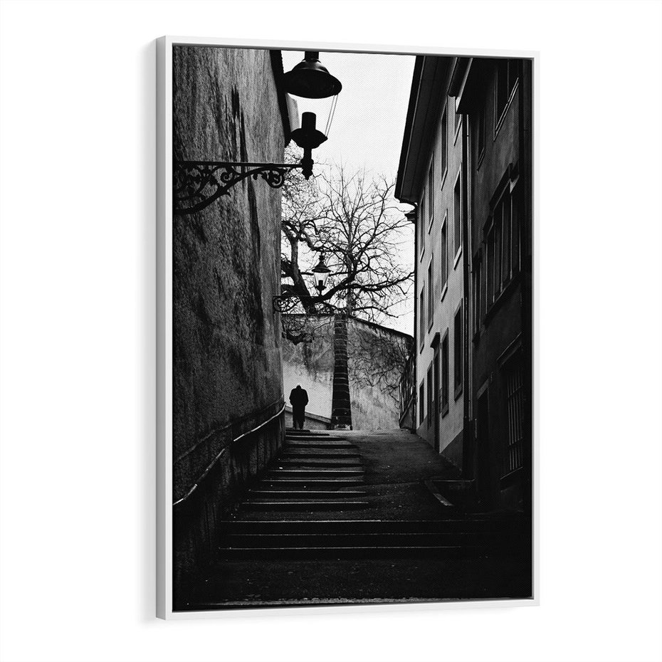 Obraz w ramie 70x100 - Ukryta Uliczka - czarno białe zdjęcie, schody - rama biała