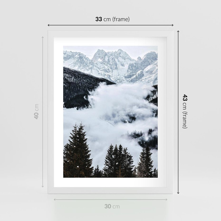 Plakat w ramie 30x40 - Zimowa Magia Gór: Śnieżne Szczyty - grajobraz górski, zima - rama biała
