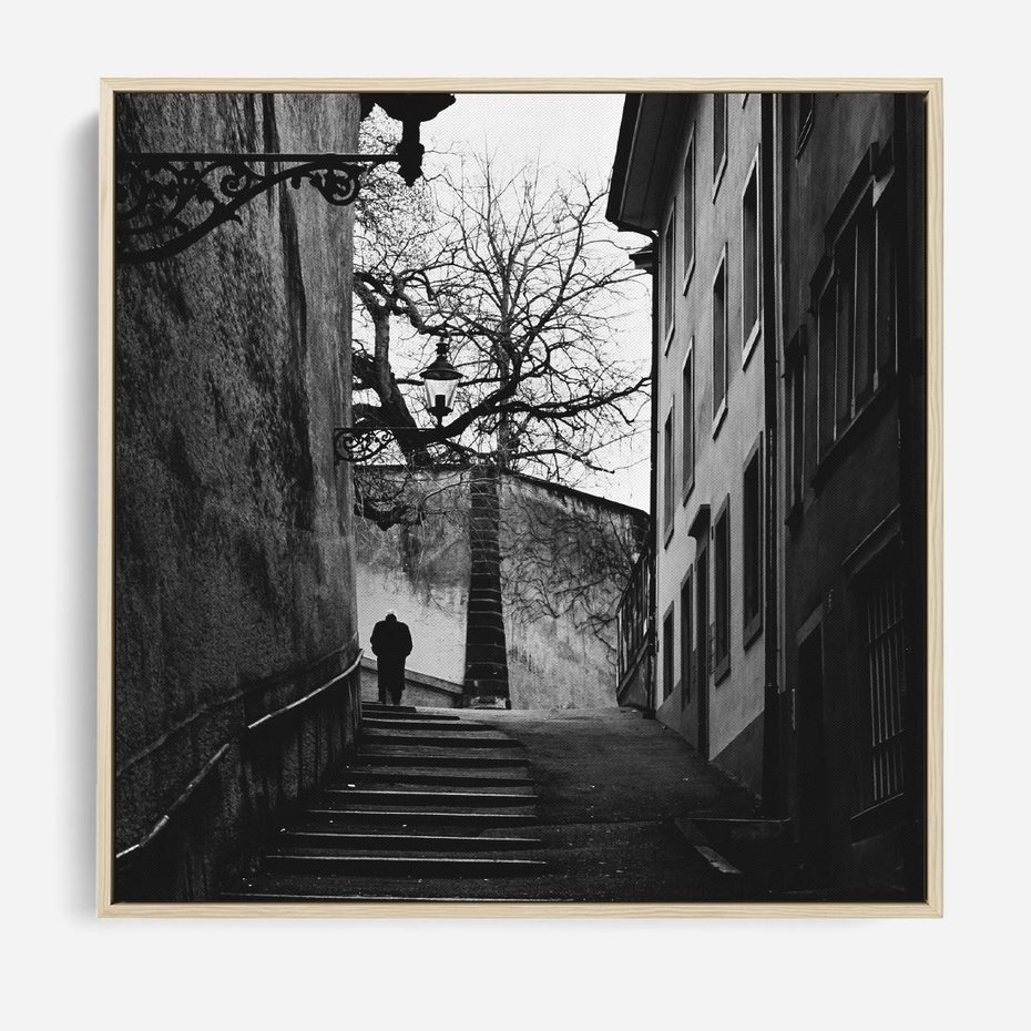 Obraz w ramie 80x80 - Ukryta Uliczka - czarno białe zdjęcie, schody - rama drewno