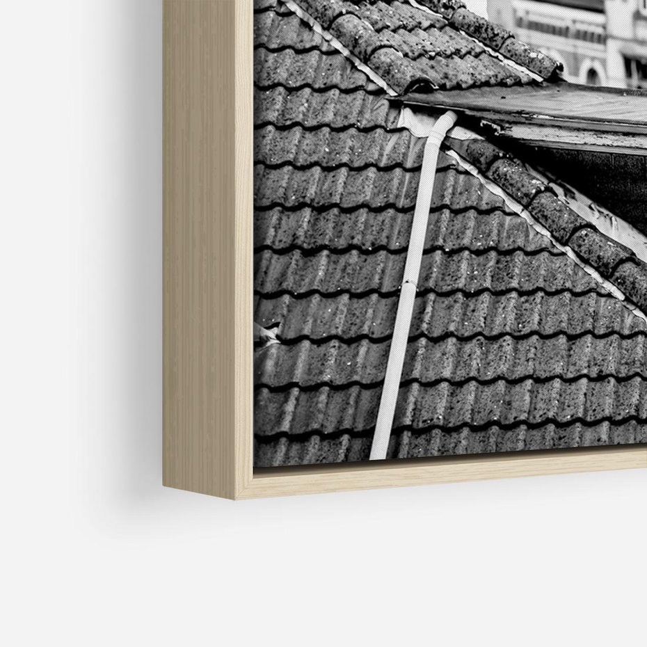 Obraz w ramie 100x70 - Miasto w Retro Odsłonie - fotografia czarno biała, ujęcie na dachy wielkiego miasta - rama drewno