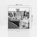 Obraz w ramie 80x80 - Miasto w Retro Odsłonie - fotografia czarno biała, ujęcie na dachy wielkiego miasta - rama biała