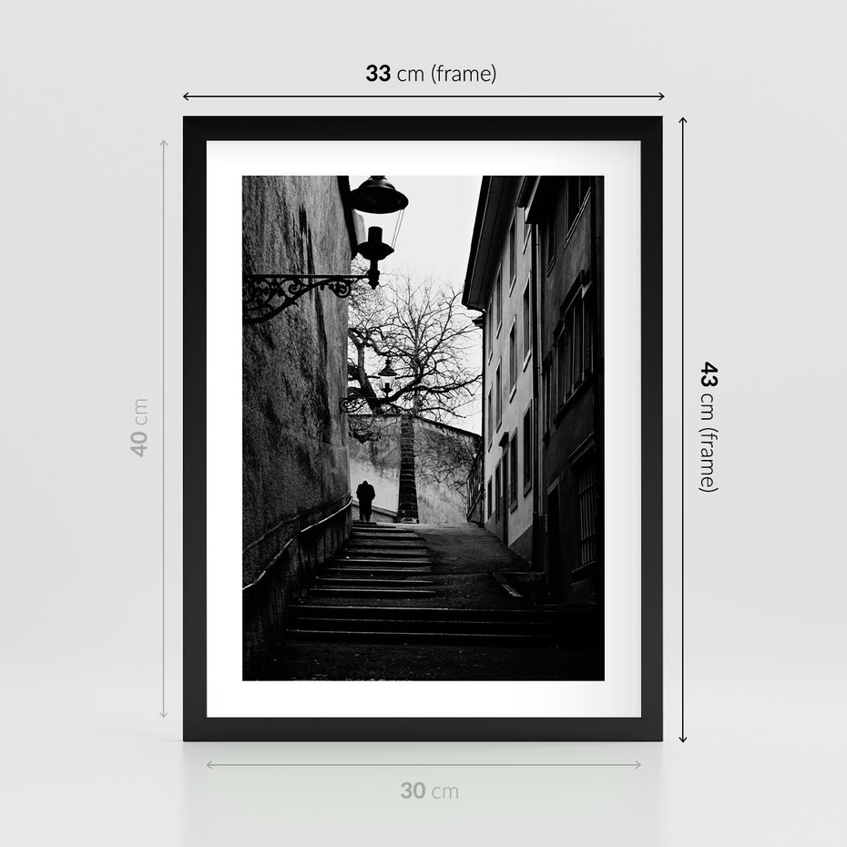 Plakat w ramie 30x40 - Ukryta Uliczka - czarno białe zdjęcie, schody - rama czarna