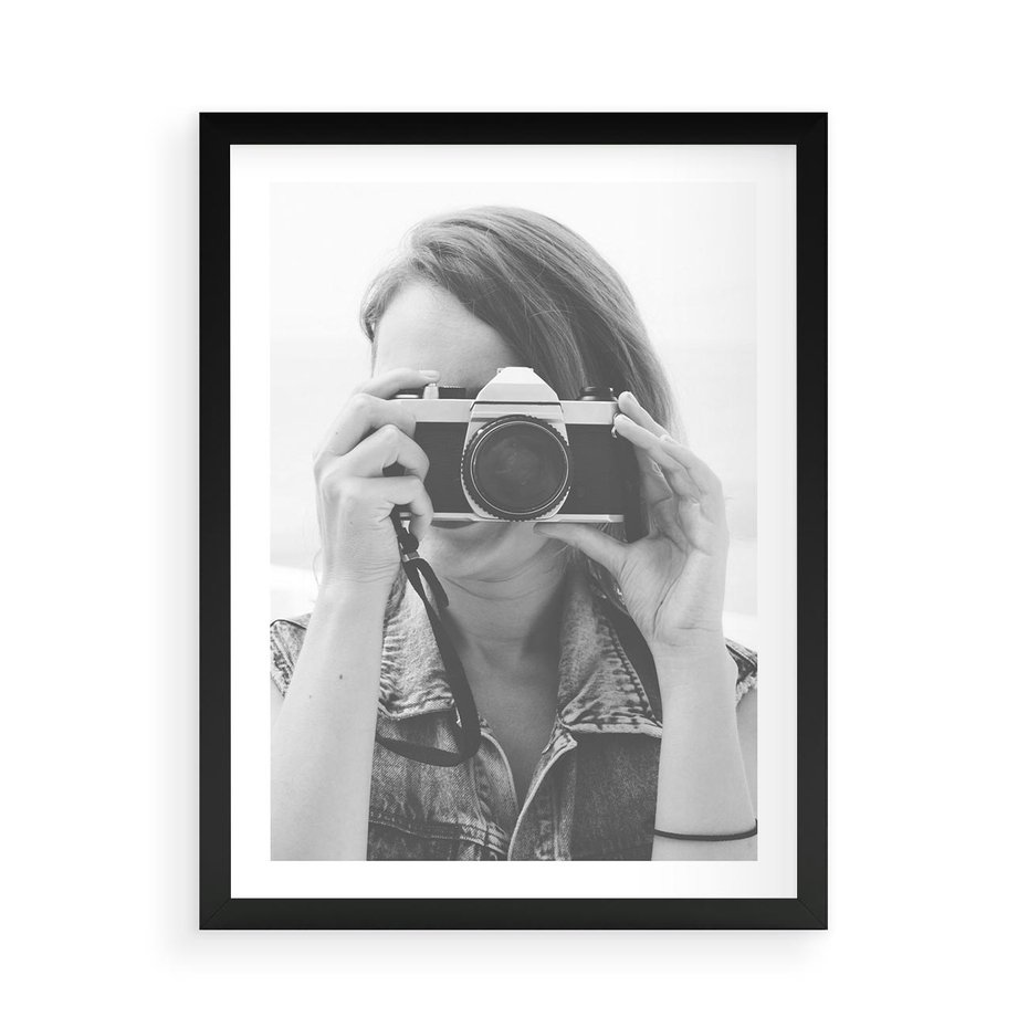 Plakat w ramie 50x70 - Zrób mi Zdjęcie - fotografia, kobieta z aparatem - rama czarna
