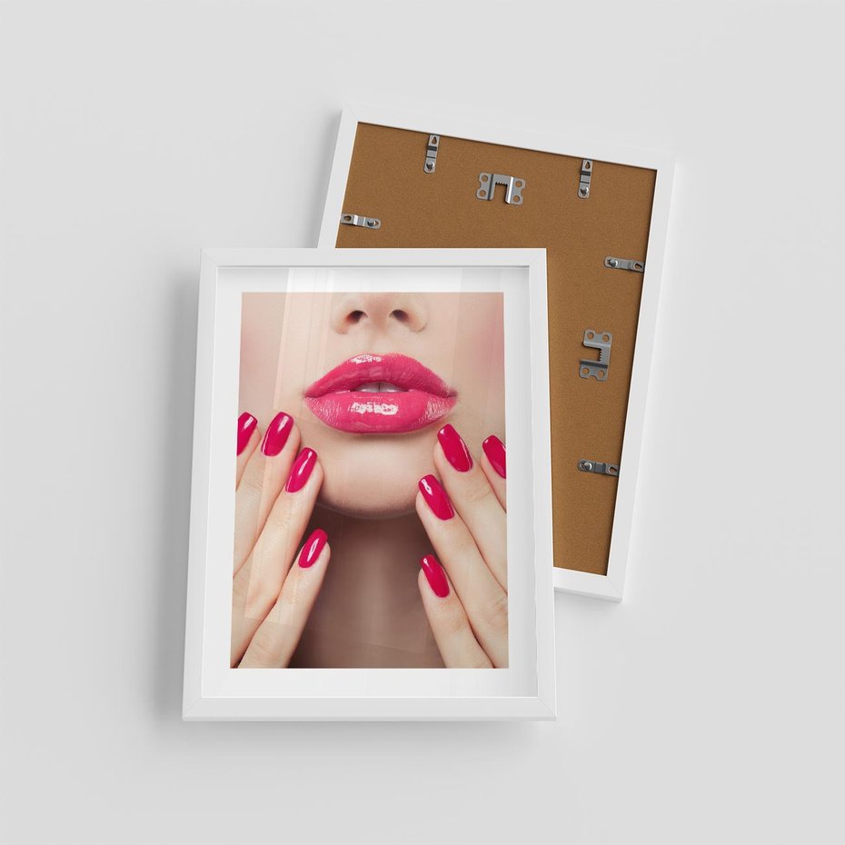 Plakat w ramie 30x40 - Wyrażenie Piękna - paznokcie, usta - rama biała