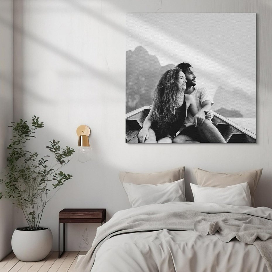 Obraz na płótnie 80x80 - Księga mglistych marzeń - czarno biała fotografia, para zakochanych w łodzi