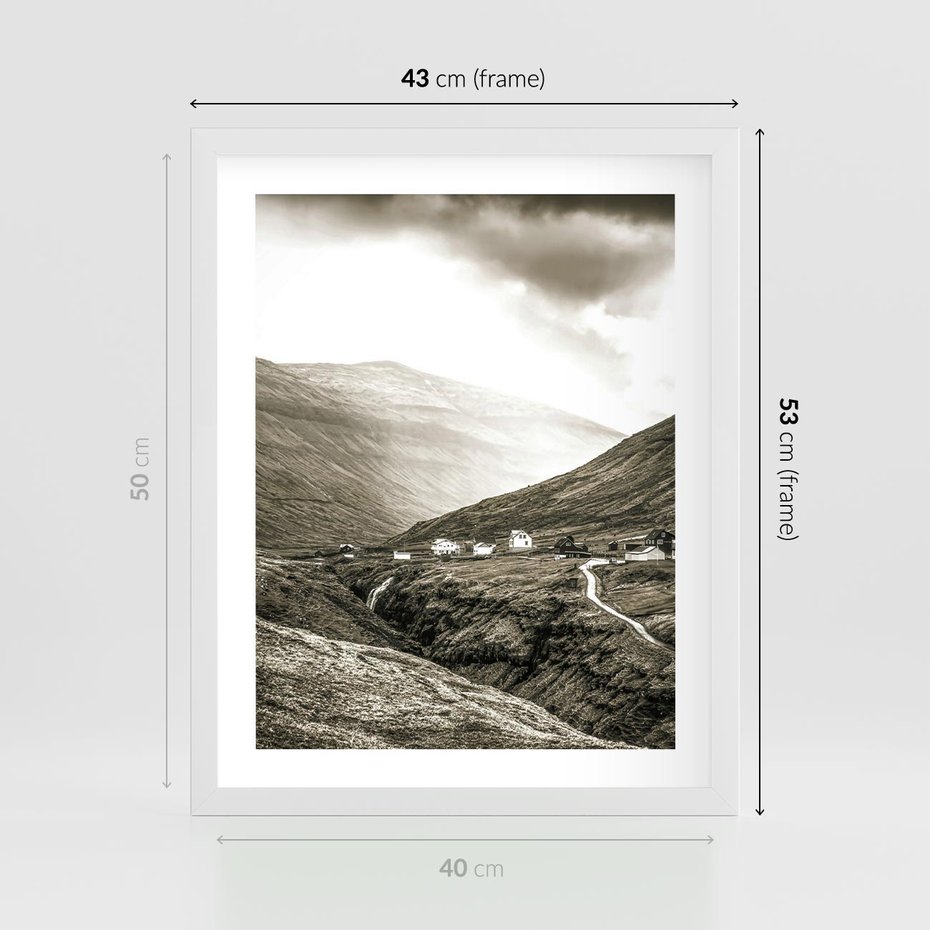 Plakat w ramie 40x50 - Domki w Górach - czarno biała fotografia, górski pejzaż - rama biała