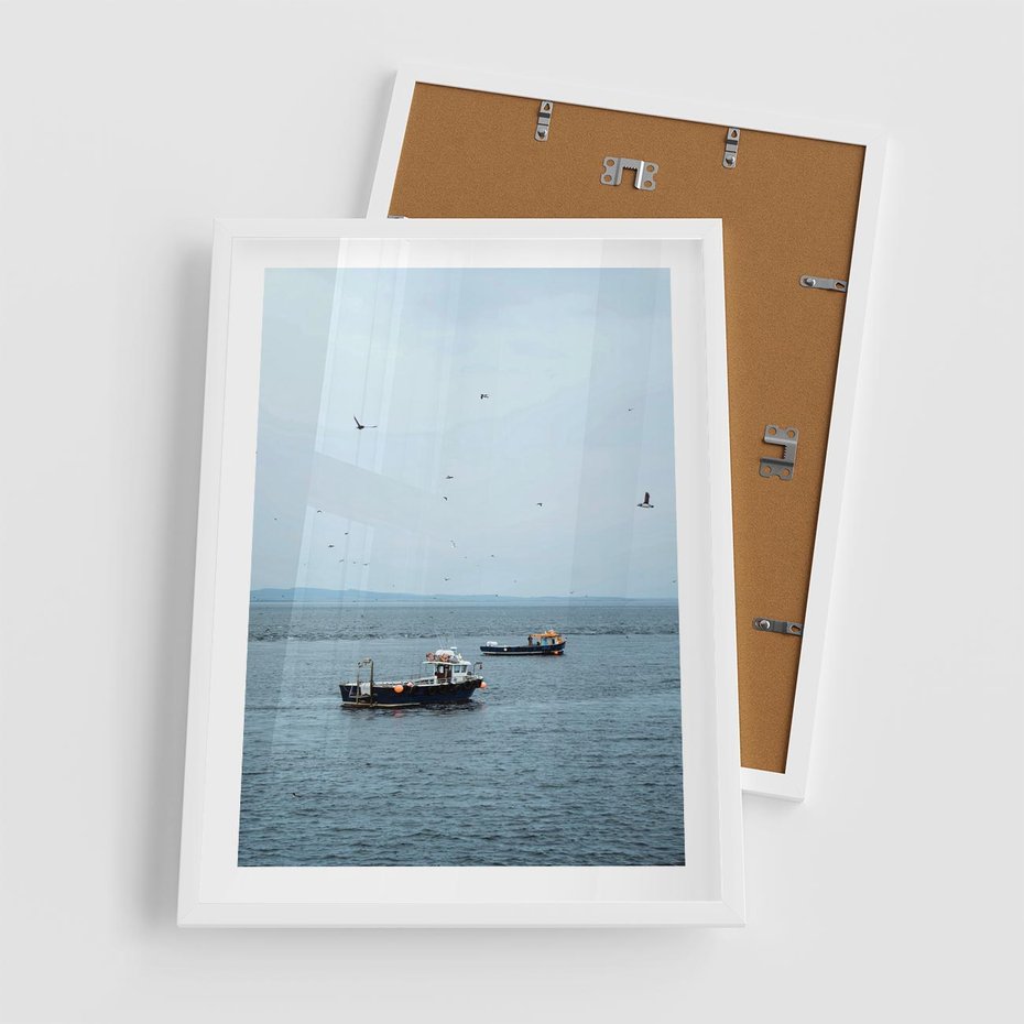 Plakat w ramie 50x70 - Rybacki Urok - morze, kutry rybackie - rama biała