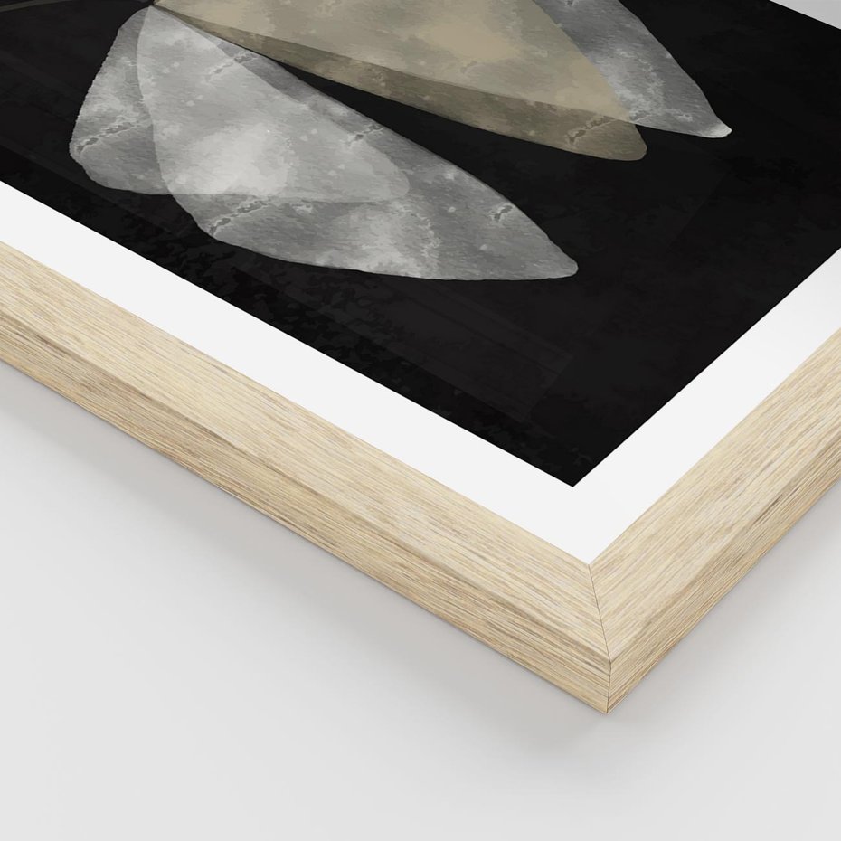 Plakat w ramie 50x70 - Obce Powidoki - abstrakcyjna ćma, mroczna atmosfera - rama drewno