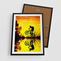 Plakat w ramie 50x70 - Rower przy zachodzie słońca - rower, zachód - rama czarna