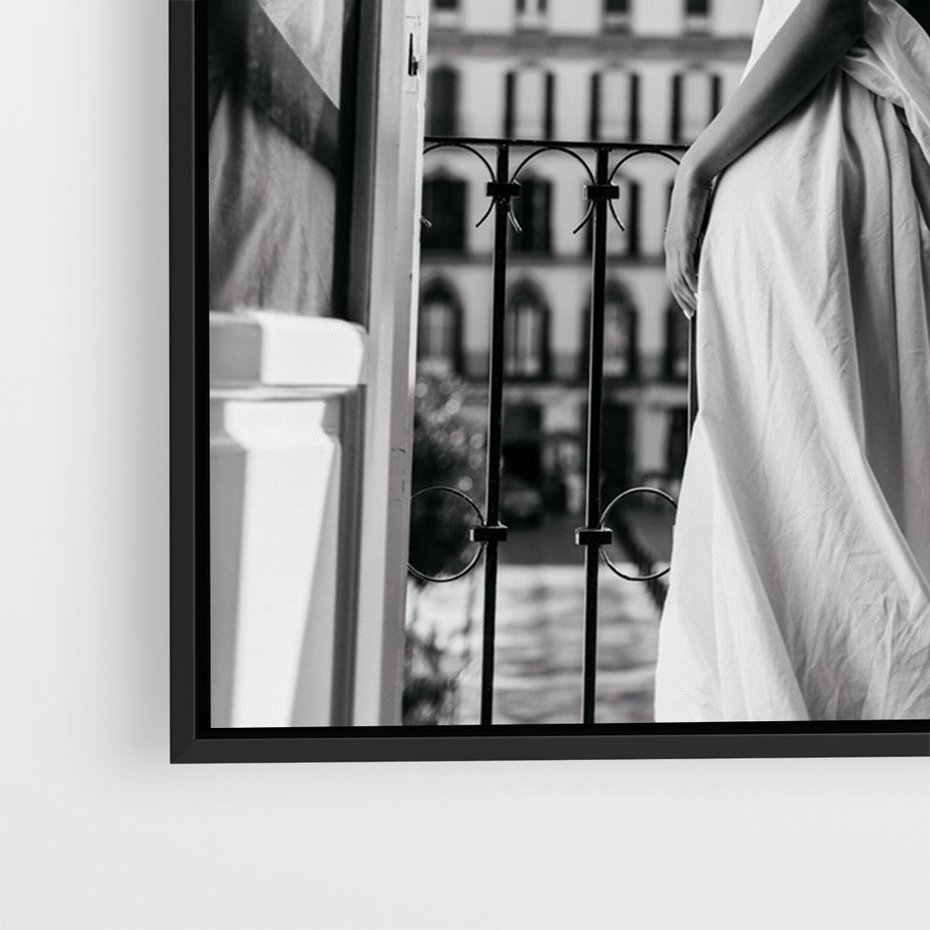 Obraz w ramie 50x70 - Poranki w Paryżu - czarno białe zdjęcie, kobieta w prześcieradle na balkonie - rama czarna