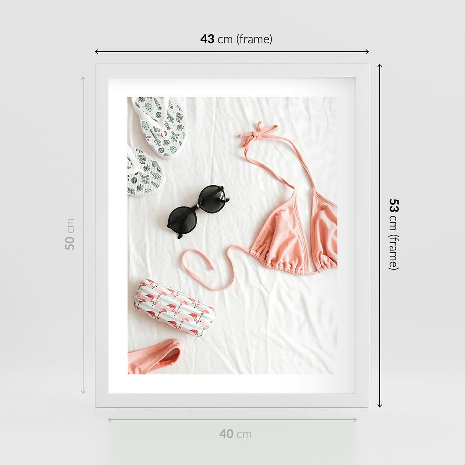 Plakat w ramie 40x50 - Letnia Elegancja na Plaży - kompozycja, elementy stroju na plażę - rama biała