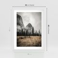 Plakat w ramie 30x40 - Mglisty Pejzaż Górski: Urok Niewidzialnośc - góry, krajobraz - rama biała