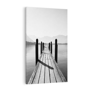 Obraz na płótnie 70x100 - Spokojna Przystań - czarno biała fotografia, drewniany pomost na jeziorze