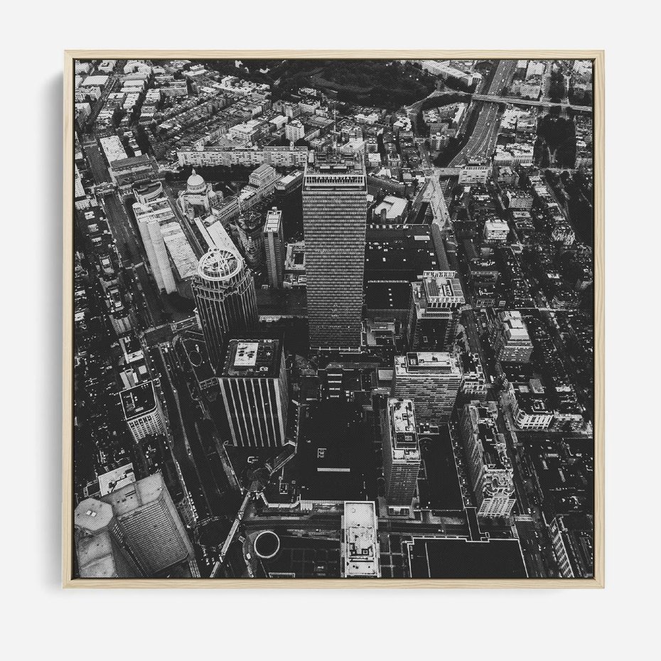 Obraz w ramie 50x50 - Kontrastujące miasto - miasto, biało - rama drewno