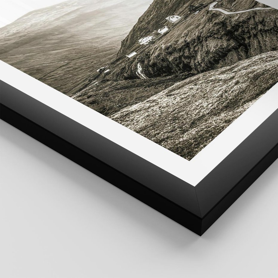 Plakat w ramie 40x50 - Domki w Górach - czarno biała fotografia, górski pejzaż - rama czarna